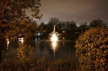 Aqua Control Fleur De Lis Floating Fountain - This 2hp Aqua Control Fleur De Lis floating fountain operates in less than 30” of water and provides a full display of water and lights for the Mill Pond in Richmond Hill. Adding beauty and class to a highly visited pond and local community hub the Fleur De Lis Fountain is a perfect addition to any municipal pond.