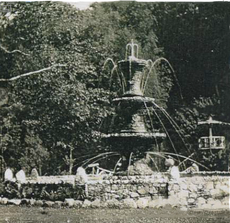 Archival photograph showing the Belfountain’s original 1914 spray pattern